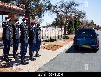 Paracadutisti assegnati a D Company, 2° Battaglione, 325° Regiment fanteria aerea, 2° Team di combattimento Brigata, 82a Divisione aerea saluto durante un servizio funebre per PFC. Harvey Brown, un veterano della seconda Guerra Mondiale precedentemente assegnato al 2° Battaglione, 505th Parachute Infantry Regiment, al Fort Bliss National Cemetery a Fort Bliss, Texas, 5 marzo 2021. PFC. Brown fu uno dei meno di 3,000 paracadutisti che combatterono tutti e quattro i salti durante la seconda guerra mondiale e combatté in Italia, Francia, Paesi Bassi e Belgio. Foto Stock