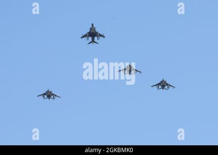 AV-8B Harriers with Marine Attack Squadron (VMA) 542 condurre un volo-over durante una cerimonia alla stazione aerea del corpo Marino di Cherry Point, North Carolina, 5 marzo 2021. I Marines del VMA-542 hanno festeggiato il 77° anniversario della formazione del loro squadrone con una cerimonia che si è focalizzata sulla storia dello squadrone e che ha ridedicato ogni Marine al servizio degli Stati Uniti. Il VMA-542 è stato istituito durante la seconda guerra mondiale ed ha visto il servizio in ogni conflitto importante gli Stati Uniti hanno preso parte per includere le operazioni di controrivigenza in Iraq ed Afghanistan e più recentemente contro l'ISIS. La piazza Foto Stock