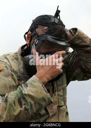 Hawaii Army National Guard SPC. Chris B. Naleimaiki indossa una maschera protettiva per l'evento biologico chimico del miglior guerriero (BWC) delle Hawaii del 2021 durante i compiti e le esercitazioni del Guerriero dell'Esercito all'Area X, Schofeld Barracks, Hawaii, 5 marzo 2021. Il BWC è un evento annuale di tre giorni in cui i soldati e gli ufficiali non commissionati della Guardia Nazionale dell'Esercito delle Hawaii e della Riserva dell'Esercito delle Hawaii competono per guadagnare il titolo di 'miglior guerriero'. Il BWC mette alla prova la capacità individuale dei soldati di adattarsi e superare scenari impegnativi ed eventi focalizzati sulla battaglia, mettendo alla prova le loro abilità tecniche e tattiche Foto Stock