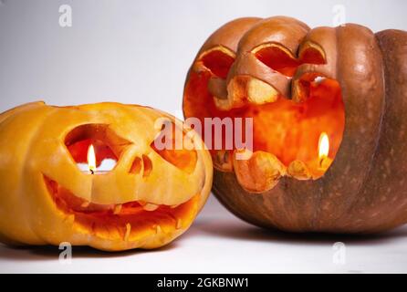 due zucche per halloween su sfondo bianco da vicino. Foto Stock