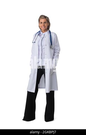 Ritratto a tutta lunghezza di sorridente medico femminile isolato su sfondo bianco. Personale medico Foto Stock