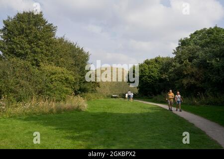 I visitatori di Silbury Hill antico tumulo e sito preistorico patrimonio vicino Avebury, Wiltshire, Inghilterra, Regno Unito Foto Stock