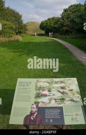 I visitatori di Silbury Hill antico tumulo e sito preistorico patrimonio vicino Avebury, Wiltshire, Inghilterra, Regno Unito Foto Stock