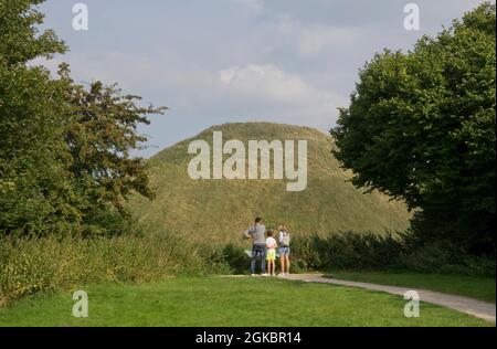 I visitatori di Silbury Hill antico tumulo e sito preistorico patrimonio vicino Avebury, Wiltshire, Inghilterra, Regno Unito Foto Stock