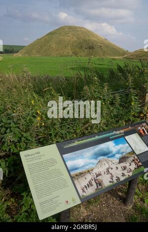 Vista di Silbury Hill antico tumulo e sito preistorico patrimonio vicino Avebury, Wiltshire, Inghilterra, Regno Unito Foto Stock