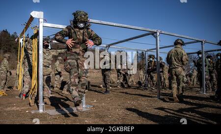 Un paracadutista francese assegnato a 8 Regiment Parachutiste D’Infanterie de Marine, 11 Brigade Parachutiste salta da una porta di un velivolo durante un addestramento aereo sostenuto come parte di esercizio Rock Topside II presso il Joint Multinational Readiness Centre di Hohenfels, Germania, il 6 marzo 2021. La 173a Brigata Airborne è la forza di risposta di emergenza dell'esercito degli Stati Uniti in Europa, che fornisce forze rapidamente dispiegabili alle aree di responsabilità dell'Europa degli Stati Uniti, dell'Africa e del comando centrale. Forward schierata in Italia e Germania, la brigata si allena regolarmente insieme agli alleati della NATO e. Foto Stock