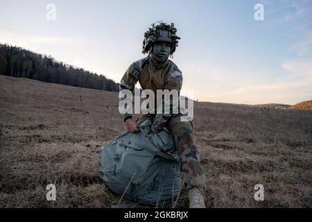 Un paracadutista francese assegnato a 8 Regiment Parachutiste D’Infanterie de Marine, 11 Brigade Parachutiste impacchetterà il suo paracadute T-11 per abbandonare la zona di caduta come parte di Exercise Rock Topside II presso il Joint Multinational Readiness Centre di Hohenfels, Germania, il 6 marzo 2021. La 173a Brigata Airborne è la forza di risposta di emergenza dell'esercito degli Stati Uniti in Europa, che fornisce forze rapidamente dispiegabili alle aree di responsabilità dell'Europa degli Stati Uniti, dell'Africa e del comando centrale. Forward schierata in Italia e Germania, la brigata si allena regolarmente insieme agli alleati e ai partner della NATO per b Foto Stock