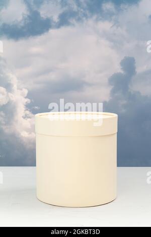 piedistallo bianco su sfondo cielo nuvoloso, spazio vuoto per il testo Foto Stock
