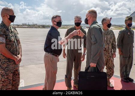 Donald Baldwin, la base del corpo Marino (MCB) Camp Blaz Capo di Stato maggiore, saluta il Gen. Steven Rudder, il comandante generale delle forze marine del Pacifico, al terminal della base dell'aeronautica militare di Andersen durante una visita a MCB Camp Blaz, 6 marzo 2021. La visita a MCB Camp Blaz ha incluso incontri con la leadership e il personale chiave, e un tour delle strutture e dei cantieri di MCB Camp Blaz. Foto Stock