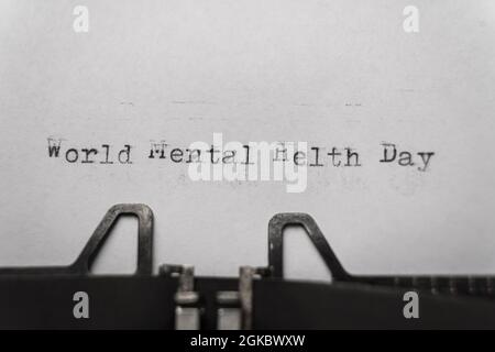 world mental health day ha digitato parole su una macchina da scrivere d'epoca Foto Stock