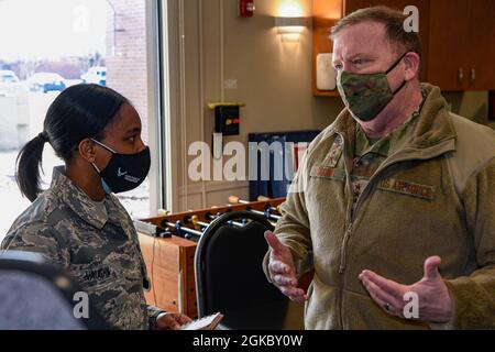 Tecnologia. SGT. Dawana Vaughn, un tecnico di immunizzazione per il 910th Medical Squadron, discute la sua esperienza come cittadino di riserva Airman e dipendente federale con il Gen. Lt. Richard W. Scobee, il capo della riserva e del comandante dell'aeronautica, comando della riserva dell'aeronautica, 7 marzo 2021, Youngstown Air Reserve Station. Scobee ha visitato diversi squadroni a YARS per vedere di prima mano le capacità del cittadino della 910th riserva Airmen e controllare il morale. Foto Stock