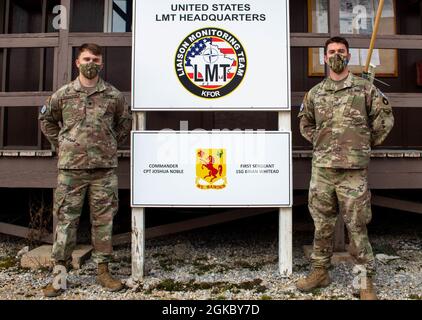 SGT. Spenser Sharp e SPC. Cole Magnuson, Iowa Army National Guard Soldates assegnato al Kilo 18 Liaison Monitoring Team, Regional Command-East, Kosovo Force, posa per una foto dopo una cerimonia di riconoscimento a Camp Bondsteel, Kosovo, l'8 marzo 2021. Tornando a Camp Bondsteel dopo una missione di routine, i nativi di Sioux City, Iowa, hanno visto bruciare un'auto in un parcheggio. I due si sono tirati per aiutare i civili a spostare il veicolo accanto per evitare ulteriori danni. Foto Stock