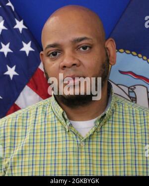 200308-N-N0484-0002 VIRGINIA BEACH, Va. (8 marzo 2021) Kismet Clark, un supervisore e istruttore di corso al comando di addestramento di guerra di informazioni Virginia Beach, è stato selezionato come il dominio CIWT 2020 istruttore civile dell'anno Foto Stock