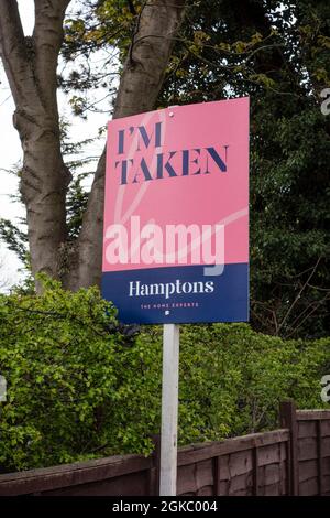 Hamptons agente immobiliare venduto segno, Epsom, Surrey, Regno Unito Foto Stock