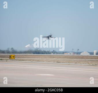 Un US Air Force F-16 Fighting Falcon assegnato al 314th Fighter Squadron da Holloman Air Force base, New Mexico, decade da Tyndall Air Force base, Florida, 8 marzo 2021. Tyndall ospita frequenti programmi di valutazione del sistema di armi, in cui aerei provenienti da tutto il Dipartimento della Difesa vengono a testare le loro capacità di combattimento aria-aria. Foto Stock