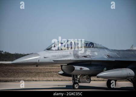 Un US Air Force F-16 Fighting Falcon assegnato al 314th Fighter Squadron da Holloman Air Force base, New Mexico, taxi sulla pista a Tyndall Air Force base, Florida, 8 marzo 2021. Tyndall ospita frequenti programmi di valutazione del sistema di armi, in cui aerei provenienti da tutto il Dipartimento della Difesa vengono a testare le loro capacità di combattimento aria-aria. Foto Stock