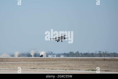 Un US Air Force F-16 Fighting Falcon assegnato al 314th Fighter Squadron da Holloman Air Force base, New Mexico, decade da Tyndall Air Force base, Florida, 8 marzo 2021. Tyndall ospita frequenti programmi di valutazione del sistema di armi, in cui aerei provenienti da tutto il Dipartimento della Difesa vengono a testare le loro capacità di combattimento aria-aria. Foto Stock