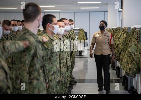 Aviation Machinist's Mate 1st Class Latasha Lawrence, un comandante della divisione di reclutamento, esamina la spaziatura di una formazione di reclutamento durante la pratica di perforazione all'interno di un compartimento delle caserme di reclutamento USS Triton al comando di addestramento di reclutamento. Più di 40,000 reclute si allenano ogni anno presso l’unico campo di stivali della Marina. Foto Stock