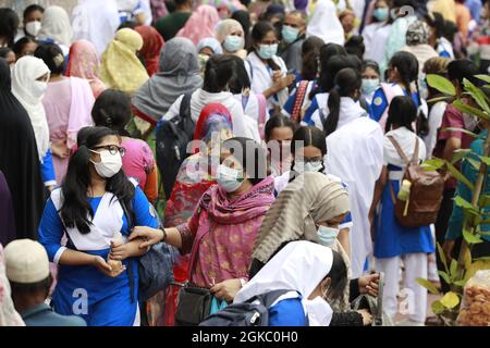 Studenti e parentsâÂ€Â™ si trovano al di fuori della Motijheel Ideal School and College dopo che le lezioni sono finite, a Dhaka, Bangladesh, 13 settembre 2021. Le scuole di tutto il paese hanno riaperto la domenica dopo una lunga chiusura di un anno e mezzo. Oggi, lunedì, è il secondo giorno di scuola dalla riapertura. Foto di Suvra Kanti Das/ABACAPRESS.COM Foto Stock