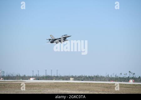 Un US Air Force F-16 Fighting Falcon assegnato al 314th Fighter Squadron da Holloman Air Force base, New Mexico, decade da Tyndall Air Force base, Florida, 8 marzo 2021. Tyndall ospita frequenti programmi di valutazione del sistema di armi, in cui aerei provenienti da tutto il Dipartimento della Difesa vengono a testare le loro capacità di combattimento aria-aria. Foto Stock