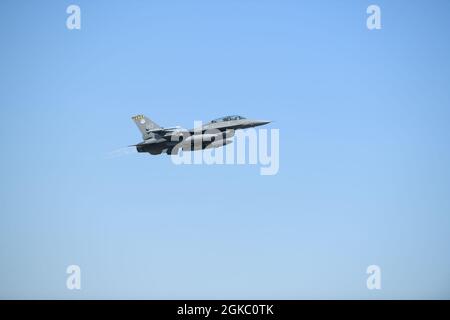 Un US Air Force F-16 Fighting Falcon assegnato al 314th Fighter Squadron da Holloman Air Force base, New Mexico, decade da Tyndall Air Force base, Florida, 8 marzo 2021. Tyndall ospita frequenti programmi di valutazione del sistema di armi, in cui aerei provenienti da tutto il Dipartimento della Difesa vengono a testare le loro capacità di combattimento aria-aria. Foto Stock