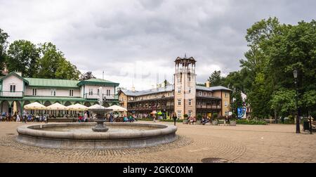 Città vecchia in Polonia Iwonicz Zdroj. Vista sulla piazza della città, la fontana e il municipio. Destinazione turistica Foto Stock