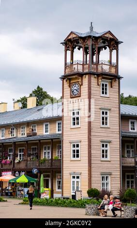 Città vecchia in Polonia Iwonicz Zdroj. Vista sulla piazza della città, la fontana e il municipio. Destinazione turistica Foto Stock