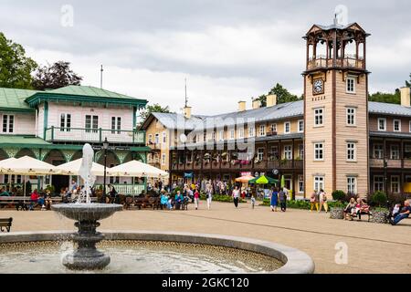 Città vecchia in Polonia Iwonicz Zdroj. Vista sulla piazza della città, la fontana e il municipio. Destinazione turistica Foto Stock