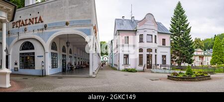 Città vecchia in Polonia Iwonicz Zdroj. Vista sulla piazza della città, la fontana e il municipio. Destinazione turistica Foto Stock