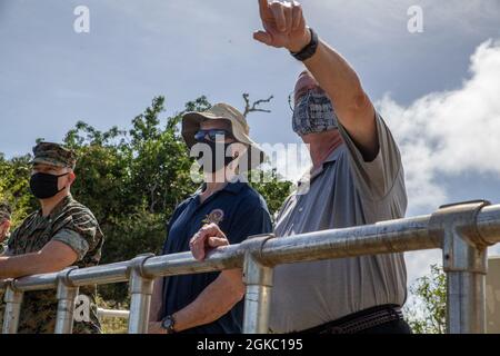 Donald Baldwin, la base dei corpi marini (MCB) Camp Blaz Capo di Stato maggiore, destra, briefing Mark Hashimoto, il Direttore esecutivo delle forze marine del Pacifico, durante una visita alla base, 8 marzo 2021. La visita a MCB Camp Blaz ha incluso incontri con la leadership e il personale chiave, e un tour delle strutture e dei cantieri di MCB Camp Blaz. Foto Stock