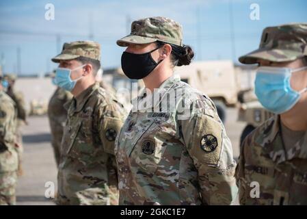 Honolulu, nativo delle Hawaii, Sgt. 1st Class Aleta Berry, Headquarters and Headquarters Company, 13th Expeditionary Senutment Command, si prepara a eseguire controlli e servizi di manutenzione preventiva sul suo veicolo militare assegnato 8 marzo. Berry è stato un maestro allenatore di fitness dal 2017 e continua a utilizzare la sua conoscenza ed esperienza per mantenere i soldati fisicamente in forma. Foto Stock