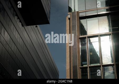 Vista dal basso del centro affari della stazione della metropolitana Belorusskaya di Mosca Foto Stock