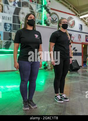 SGT. Seana Ruiz, funzionario non commissionato per gli affari religiosi, Camp Buehring, Area Support Group Kuwait e il 1° Lt. Kylee Lang, direzione dei servizi di emergenza, Area Support Group Kuwait, si preparano a ricevere la Medaglia Army Achievement per aiutare a coordinare gli eventi del mese della Storia delle Donne, Camp Buehring, Kuwait, 8 marzo 2021. Ruiz e Lang erano due dei quattro membri del consiglio di amministrazione responsabili degli eventi del mese della storia delle donne. Foto Stock