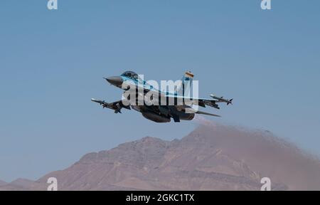 Un F-16C Falcon caccia jet assegnato al 64 ° Aggressor Squadron, decollo per una missione Red Flag 21-2 alla base dell'aeronautica di Nellis, Nevada, 8 marzo 2021. La missione principale dell’Aggressor è quella di preparare le forze aeree di combattimento, equipaggi aerei congiunti e alleati con una replica, formazione e feedback realistici e impegnativi delle minacce. Foto Stock