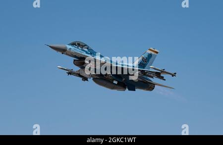 Un F-16C Falcon caccia jet assegnato al 64 ° Aggressor Squadron, decollo per una missione Red Flag 21-2, alla base dell'aeronautica di Nellis, Nevada, 8 marzo 2021. I piloti aggressori sono altamente qualificati nelle tattiche degli Stati Uniti e degli avversari. Forniscono realismo alle forze alleate e degli Stati Uniti durante gli esercizi di addestramento. Foto Stock