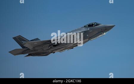 Un aereo da combattimento norvegese F-35A Lightning II assegnato al 62° Fighter Squadron (FS), Luke Air Force base, Arizona, decollerà per una missione durante la bandiera rossa 21-2, a Nellis AFB, Nevada, 8 marzo 2021. Il 62nd FS conduce la formazione pilota F-35 per gli equipaggi statunitensi e alleati. Foto Stock