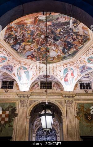Europa. Italia. Liguria. Riviera Italiana. Genova. Soffitto dipinto nella hall di un palazzo Foto Stock