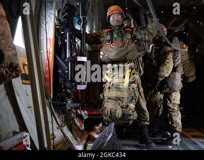 Un paracadutista della forza di autodifesa del suolo giapponese si prepara ad esibirsi in un salto statico durante l'esercizio Airborne 21, vicino al Combined Arms Training Center Camp Fuji, Giappone, 9 marzo 2021. Durante l'esercizio, circa 500 paracadutisti della JGSDF hanno eseguito un salto di linea statica da 12 US Air Force C-130, il che lo rende il più grande calo di personale nella storia tra gli Stati Uniti e il Giappone. Foto Stock