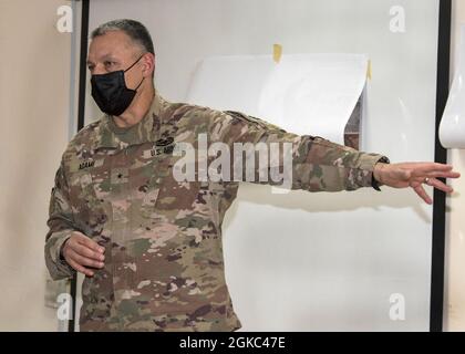 Task Force Spartan Assistant Division Comandante del supporto, Briga. Michael Adame parla ai suoi soldati durante una visita alla base aerea di King Faisal in Giordania, 9 marzo 2021. Mentre si trova in Giordania, ha condotto una cerimonia di patching di combattimento. Foto Stock