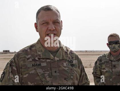 Task Force Spartan Assistant Division Comandante del supporto, Briga. Michael Adame parla ai soldati TF Spartan dopo una cerimonia di patching alla base aerea King Faisal in Giordania, 9 marzo 2021. I soldati stavano facendo un giro della base aerea per scopi futuri di pianificazione. Foto Stock