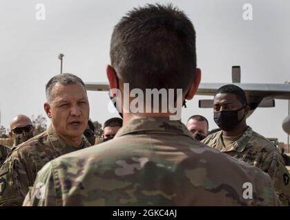 Task Force Spartan Assistant Division Comandante del supporto, Briga. Michael Adame parla ai soldati TF Spartan dopo una cerimonia di patching alla base aerea King Faisal in Giordania, 9 marzo 2021. I soldati stavano facendo un giro della base aerea per scopi futuri di pianificazione. Foto Stock