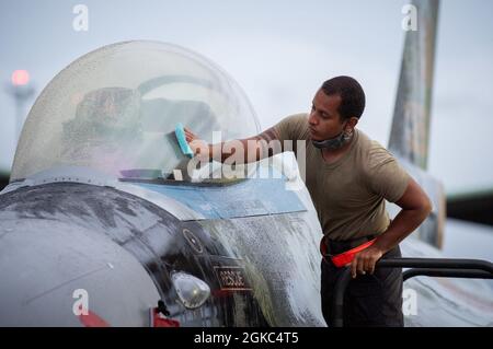 Airman 1st Class Alexis Olmo, 354th Aircraft Maintenance Squadron Crew Chief, pulisce un F-16 Fighting Falcon tettuccio 9 marzo 2021 a Joint base Pearl Harbor-Hickam, Hawaii. Airmen in Alaska si è temporaneamente rilocato alle Hawaii per partecipare all'esercizio Pacific Raptor, un esercizio tenuto per integrare gli aerei di quinta generazione con F-16 «aggressori» Le attività di addestramento di Pacific Raptor includevano una simulazione di addestramento di combattimento aria-aria e aria-superficie composto da velivoli furtivi contro minacce avanzate. Foto Stock