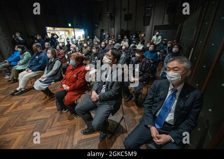 I membri del pubblico giapponese guardano la performance della Air Force Band del Pacifico. La band è in tournée nella Prefettura di Miyagi a sostegno del 10° anniversario del Grande terremoto e dello tsunami del Giappone Orientale. Foto Stock