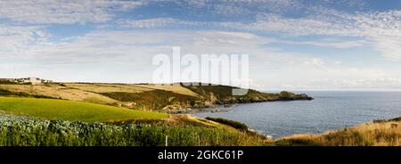 Idilliaca vista panoramica del castello di Acton e di Cudden Point in Cornovaglia. Foto Stock