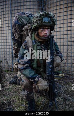 Un paracadutista francese assegnato a 8 Regiment Parachutiste D’Infanterie de Marine, 11 Brigade Parachutiste tira la sicurezza durante uno scenario di addestramento simulato come parte dell'esercizio Rock Topside II presso il Joint Multinational Readiness Centre di Hohenfels, Germania, il 10 marzo 2021. Foto Stock