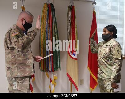 Il Gen. John Sullivan, comandante generale, i comando di sostegno del Teatro, amministra il giuramento dell'ascolto durante il Sgt. Prima classe Carol Newland’s, fornitura non commissionata ufficiale in carica, 1 ° TSC, cerimonia di riascolto a Fort Knox, Kentucky, 10 marzo 2021. Foto Stock