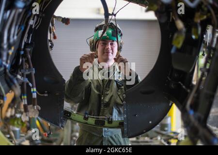 US Marine Corps Lance CPL. Colin Kelly, un tecnico di sistemi di comunicazione/navigazione/elettrici/armi per aerei con Marine Medium Tiltrotor Training Squadron (VMMT) 204, pone per una foto alla Marine Corps Air Station New River, North Carolina, 10 marzo 2021. Kelly's, nativo di Warrington, Pennsylvania, ha un semplice motto: "Andiamo a risolvere qualche problema". Secondo la sua leadership, il profondo discernimento di Kelly ha guadagnato più di 130 ore di manutenzione sugli aerei per il mese di febbraio. Kelly ha anche assicurato che i nuovi Marines che hanno recentemente aderito all'unità sono stati allestiti con stanze di caserma, dato compu Foto Stock