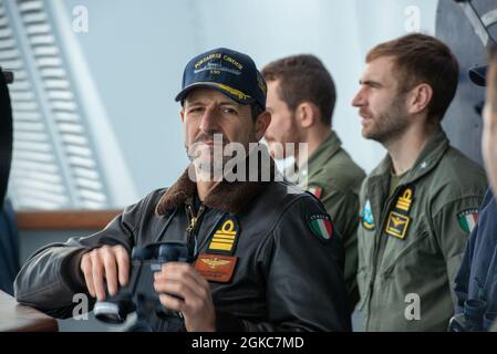 Oceano ATLANTICO OCCIDENTALE (9 marzo 2021) Capo della Marina Italiana Giancarlo Ciappina, comandante, portaerei Italiani ITS Cavour (CVH 550), controlla le operazioni di rifornimento in mare con l'USNS John Lenthall (T-AO 189) 9 marzo 2021. Ciappina ospita la F-35 Pax River Integrated Test Force per prove in mare con la F-35B. Cavour entra nella seconda settimana della prima fase della campagna "Ready for Operations". Foto della Marina Italiana Foto Stock