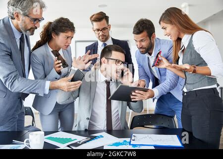 lo stress degli uomini d'affari ha sopraffatto il problema del lavoro Foto Stock