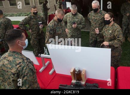 U.S. Marine Briga. Il Gen. Bobbi Shea, comandante Generale del 1° Gruppo di Logistica Marina (destra) parla a SSgt. Victor Cervantes sul suo collettore di ossigeno durante il 1° Marine Logistics Group Innovation Expo. Briga. Il Gen. Bobbi Shea fu accompagnato da Briga. Daniel B. Conley, comandante Generale dell'Installazione del corpo Marino – Ovest (secondo da destra), Gen. Christopher J. Mahoney, comandante Generale della terza Ala Marina (centro) e Gen. Gen. Karsten S. Heckl, comandante Generale della i forza Marina di Expeditionary (sinistra). Marines degli Stati Uniti dal 1° gruppo di logistica marina, i forc di spedizione marina Foto Stock